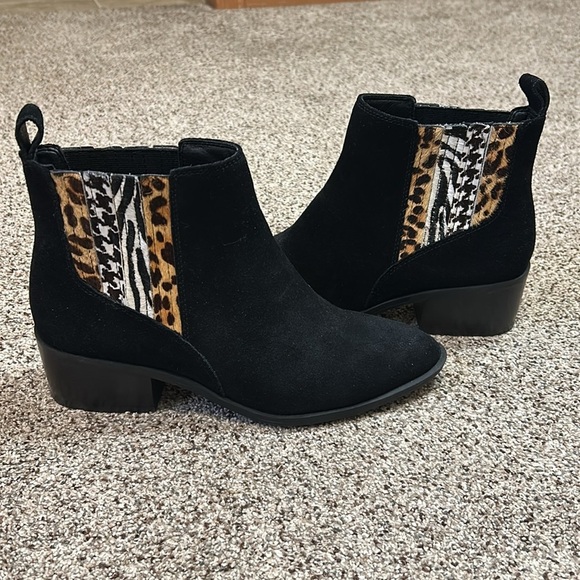 CROWN VINTAGE Tolana black suede animal print ankle booties size 8.5 - Picture 3 of 16